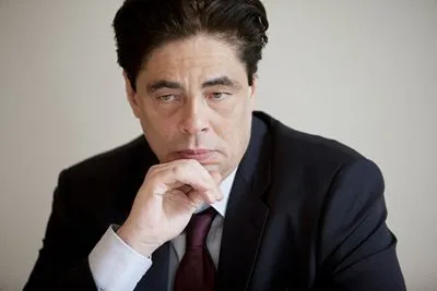 Benicio del Toro 14x17