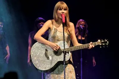 Taylor Swift 11oz Metallic Silver Mug