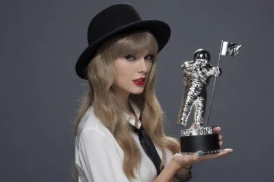 Taylor Swift 11oz Metallic Silver Mug