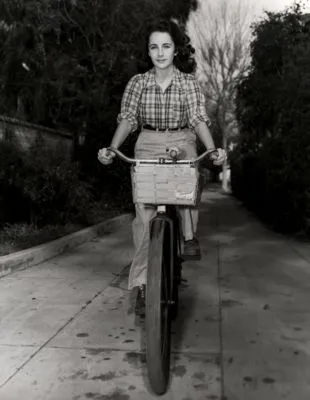 Elizabeth Taylor White Water Bottle With Carabiner