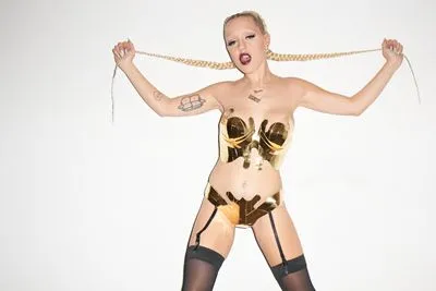 Brooke Candy Round Flask